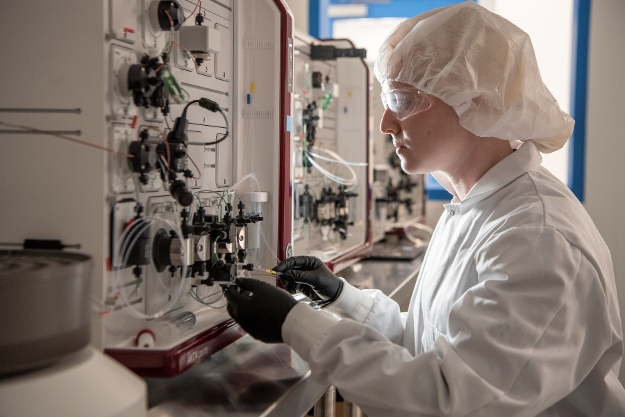 The Jefferson Institute for Bioprocessing features modern office spaces and a 25,000-square-foot biomanufacturing facility