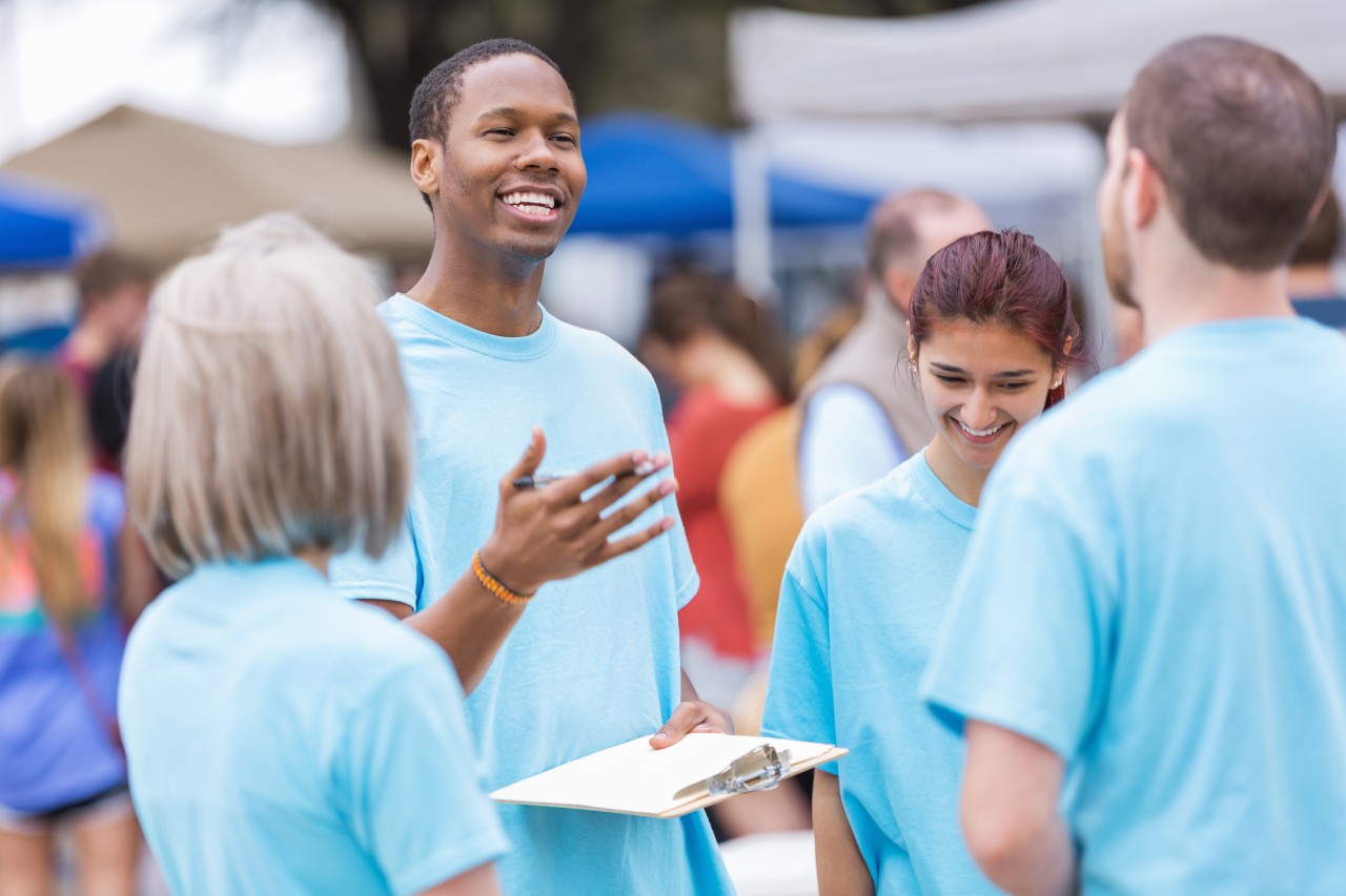 volunteers-at-a-health-fair