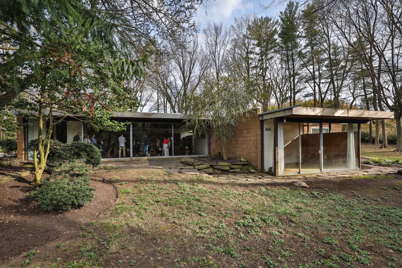 The exterior of the Hassrick House showcases large windows and horizontal overhangs—signatures of architect Neutra’s work.