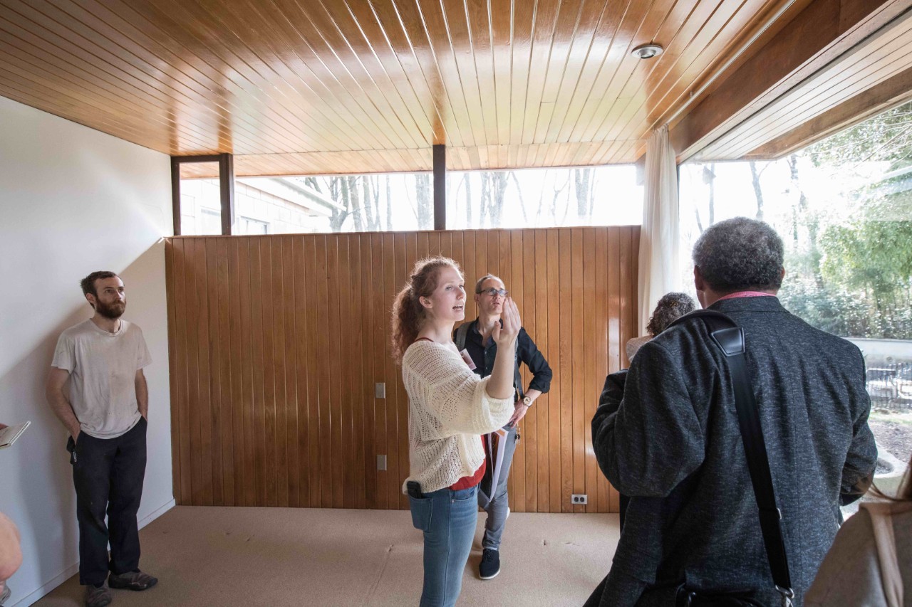 Architecture student Shannon McLain shows the detail of the cedar-clad ceiling extending outdoors. McLain worked on the documentation of the house and is currently writing on the use of the house as a teaching resource. For her work, McLain received the inaugural CABE Docomomo Preservation of Modernism Award.
