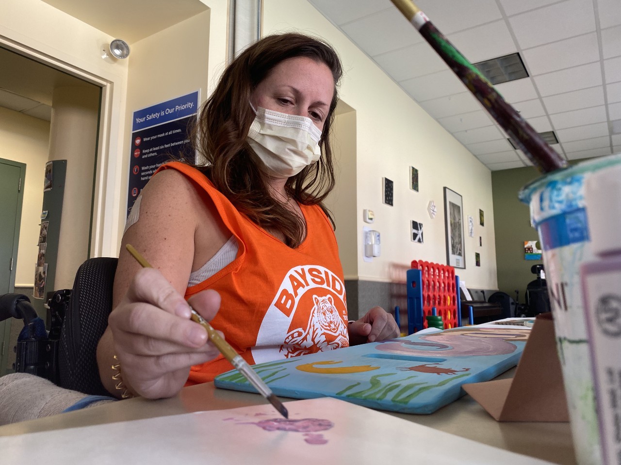 Amanda Lyons doing art therapy