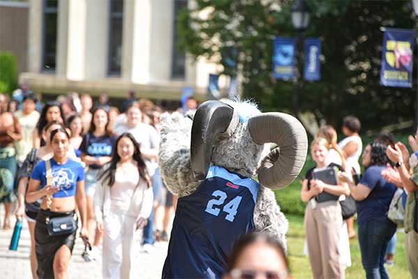 University Welcomes New Students to Campus