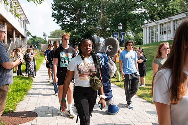 University Welcomes New Students to Campus