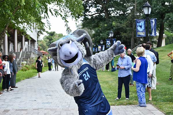 University Welcomes New Students to Campus