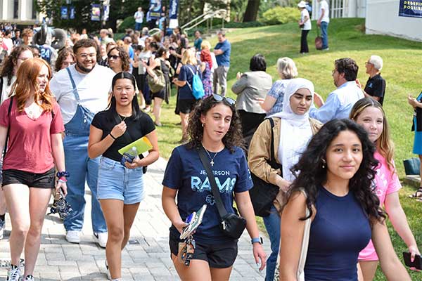 University Welcomes New Students to Campus