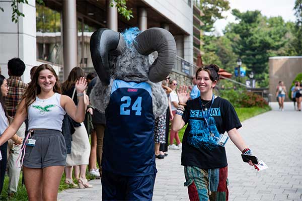 University Welcomes New Students to Campus