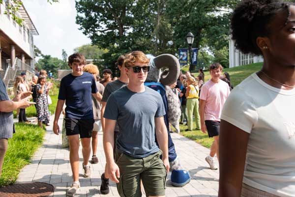 University Welcomes New Students to Campus