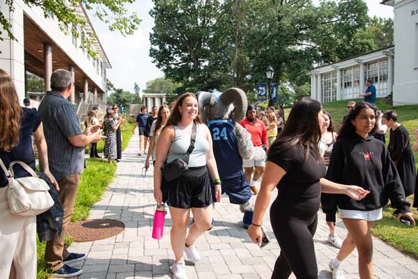 University Welcomes New Students to Campus