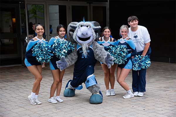 University Welcomes New Students to Campus