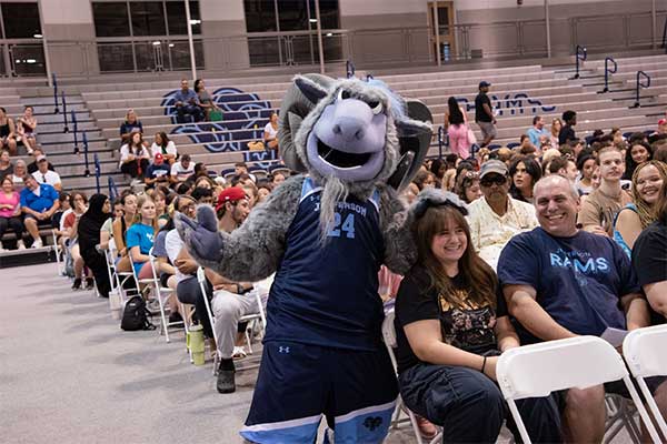 University Welcomes New Students to Campus