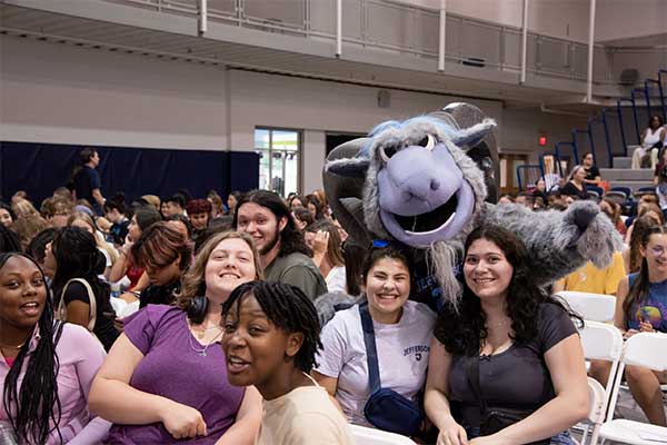 University Welcomes New Students to Campus