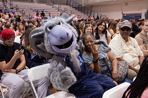 University Welcomes New Students to Campus